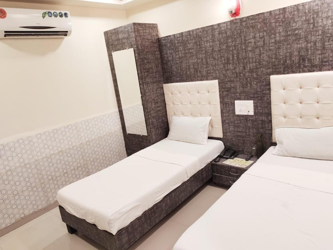Hotel Golden Park Near Nesco Bombay Esterno foto